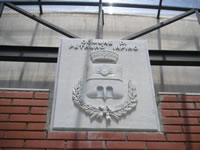 Lo stemma di Petruro Irpino, collocato sulla facciata del Municipio