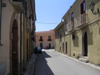 Una strada centrale, con sullo sfondo parte del Palazzo Marchesale