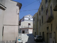 Via San Bartolomeo Apostolo, con sullo sfondo la Chiesa Parrrocchiale