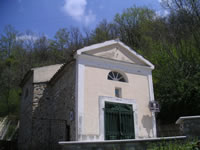 La Cappella dedicata a Maria Santissima di Montevergine, ubicata in Contrada Lago