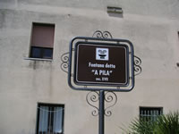 Il cartello turistico dedicato alla "Fontana A Pila", su cui si legge che la fontana risale al XVII secolo