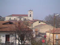 Angolo di Pietradefusi visto da lontano su cui svetta la chiesa della SS Annunziata