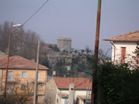 La torre medioevale vista da lontano