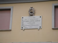 La lapide dedicata a Ludovico Acernese, fondatore del convento, al cui interno si trova un museo a lui dedicato