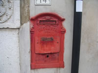 Una vecchia cassetta postale a S. Elena Irpina, frazione di Pietradefusi dove si trova il Municipio