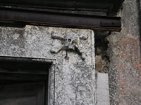 Il teschio sulla parte destra del portale della chiesa di S. Giuseppe. Tale presenza si spiega poichè dietro la chiesa venivano sepolti i defunti