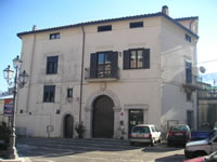 Edificio signorile che si affaccia sulla centrale Piazza Vittorio Veneto