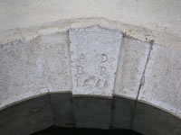 Particolare di un portale in pietra su cui si legge: "AD BR 1566"