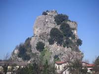 La caratteristica guglia rocciosa che sovrasta i centro di Pietrastornina. Su tale guglia venne edificato il Castello medioevale. mentre ai piedi di tale guglia si andò aggregando il relativo borgo
