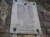 La lapide, sulle pareti del portale in pietra del palazzo Baronale, che ricorda i Caduti della Guerra 1915-1918 e quelli delle Guerre di Libia ed Etiopia (1926)