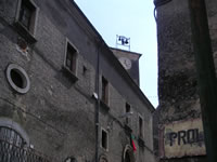 La torre civica nascosta tra gli edifici del vecchio paese di Prata Principato Ultra