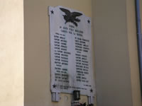 La lapide che ricora i Caduti, ubicata sulla parete laterale della chiesa di S. Audenio