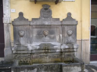 Fontana ed antico lavatoio a Pratola, lungo la SS che attraversa il centro del paese