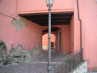 L'arco cui tramite si accede all'interno delle mura del castello di Serrra
