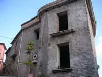 Edificio all'interno del castello di Serra