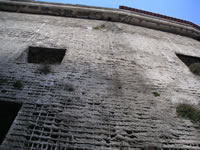 Parte superiore di un edificio all'interno del castello di Serra