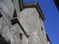 Parte superiore di un edificio all'interno del castello di Serra