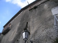 Parte superiore di un edificio all'interno del castello di Serra