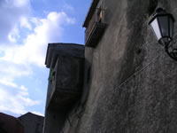 L'imponente struttura all'interno del castello di Serra