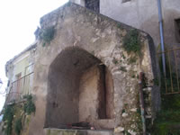 Scalinata in pietra all'interno del castello di Serra