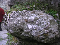 Roccia su cui si erge il castello di Serra