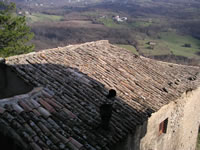 Panorama che si ammira dal tetto di un vecchio edificio nel borgo medioevale di Serra