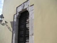 Il portale in pietra della chiesa di S. Audenio, nella frazione Serra
