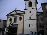 La chiesa di S. Maria, che si erge su di  una collina sopra l'abitato di Vallata