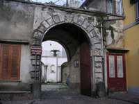 Il bellissimo portale in pietra del Palazzo Pagano