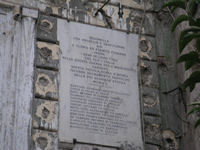 La lapide che compare sulla facciata della chiesa della SS Assunta, dedicata alle vittime della IV guerra d'indipendenza, datata 1920