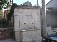 La fontana situata lungo la strada principale di Cassano Caudino