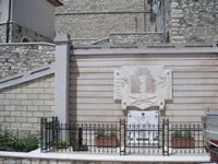 Il monumento ai Caduti, della prima grande guerra, rifatto nel 1974. Si trova nella Piazza S. Felice e delimita le "re muredde"