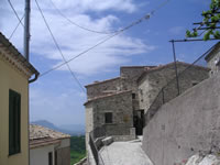 La fine del borgo medioevale di Rocca San Felice