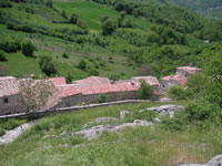 Quel che resta del borgo medioevale di Rocca San Felice visto dall'alto del castello
