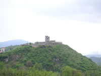 Il castello di Rocca San Felice, che dall'alto di uno sperone roccioso a 754 metri s.l.m. domina la sottostante valle