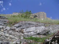 Quel che si vede del castello di Rocca San Felice iniziando la salita lungo il percorso che ivi conduce