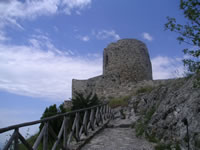 Il Donjon, torre cilindrica fulcro del sistema difensivo del castello di Rocca San Felice