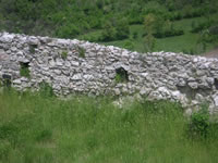 Parte delle mura difensive del castello di Rocca San Felice