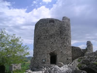Il Donjon, la torre cilindrica "fulcro" del sistema difensivo del castello di Rocca San Felice