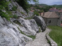 La parte iniziale del percorso che conduce al castello di Rocca San Felice