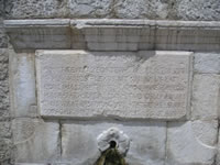 L'iscrizione in latino che compare sulla parete sinistra della fontana monumentale