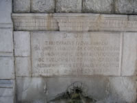 L'iscrizione in latino che comnpare sulla destra della fontana monumentale