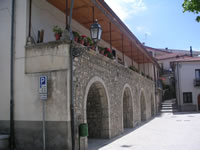 Gli archi ed il loggiato del palazzo De Antonellis (oggi Villani)
