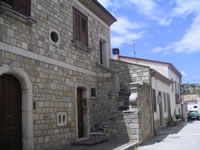 Il palazzo Forgione con la facciata in pietra 