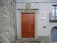 Il portale in pietra del palazzo Santoli (oggi Laudisi)