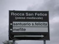 Il cartello stradale che indica la direzione per Rocca San Felice