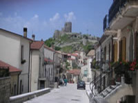 La strada principale di Rocca San Felice dominata dalla figura del castello 