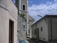 La parte inferiore del campanile della chiesa Madre di Santa Maria Maggiore