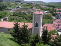 Rocca San Felice vista nei pressi della chiesa Madre di Santa Maria Maggiore, il cui campanile si vede in primo piano