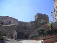 Il Castello baronale visto dal basso